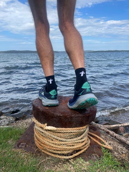 QUARTER CREW 4 Pair Bundle: Endurance Socks. Mixed Colours (2 BLACK / 2 WHITE) - FREE Shipping and Washbag